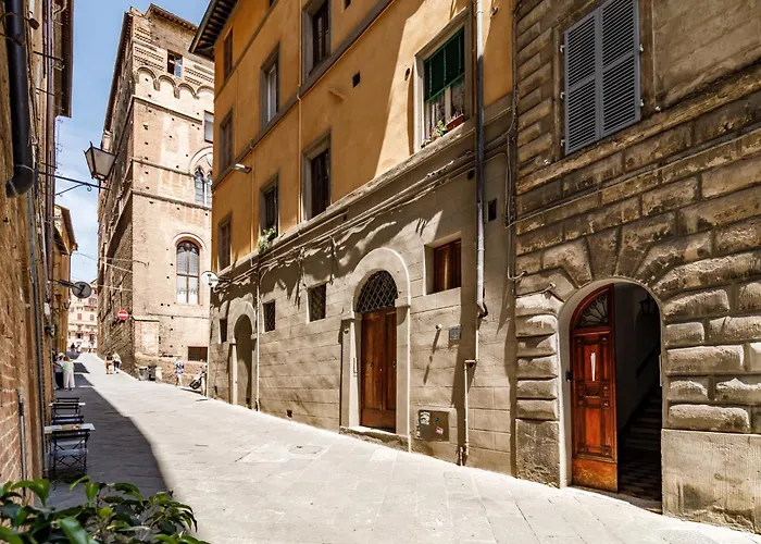 Guesthost - Charme In The Historic Centre Of Siena